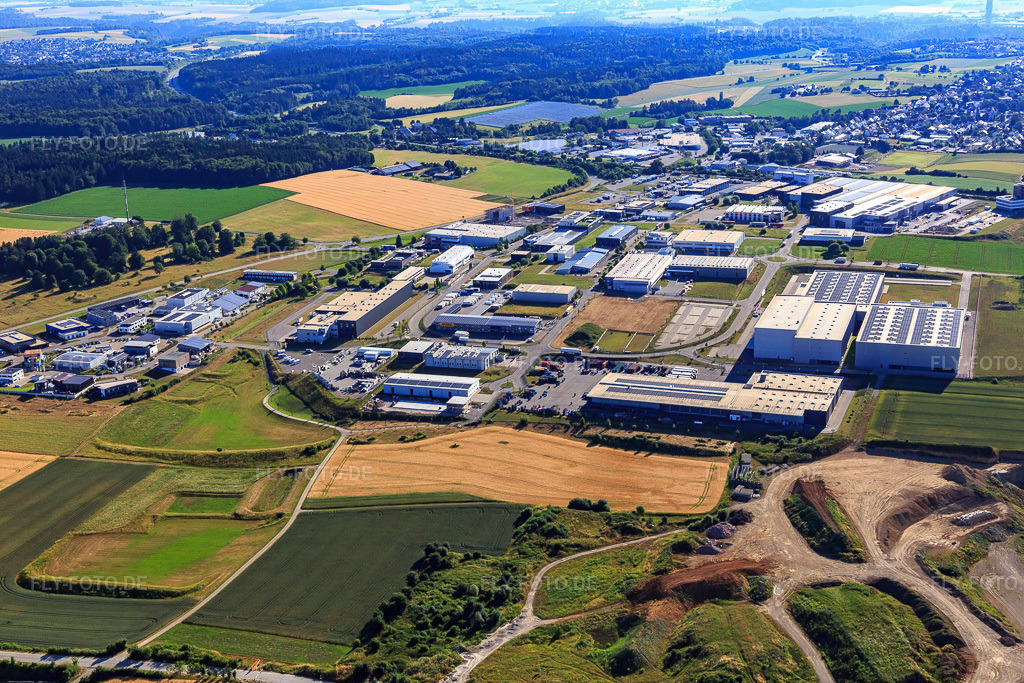 Luftbild: Industriegebiet Schwarzwaldring/Albring mit Maschinenfabrik Berthold Hermle AG, Bucher Stahlhandel GmbH, B.A.H. Personaldienste GmbH, weisenburger bau GmbH acp systems AG und ACI Systems GmbH und Müller Hydraulik GmbH  http://www.hermle.de/ http://www.acp-systems.com/ http://www.aci-systems.de/ https://www.bucher-stahl.de/ http://www.bah-personal.de/ https://www.weisenburger.de/ https://www.muellerhydraulik.de/ in Zimmern ob Rottweil im Bundesland Baden-Württemberg in Deutschland. Foto: IMG_149276.jpg vom 29.06.2025 durch ©2025 Werner Riehm fly-foto.de/copyright