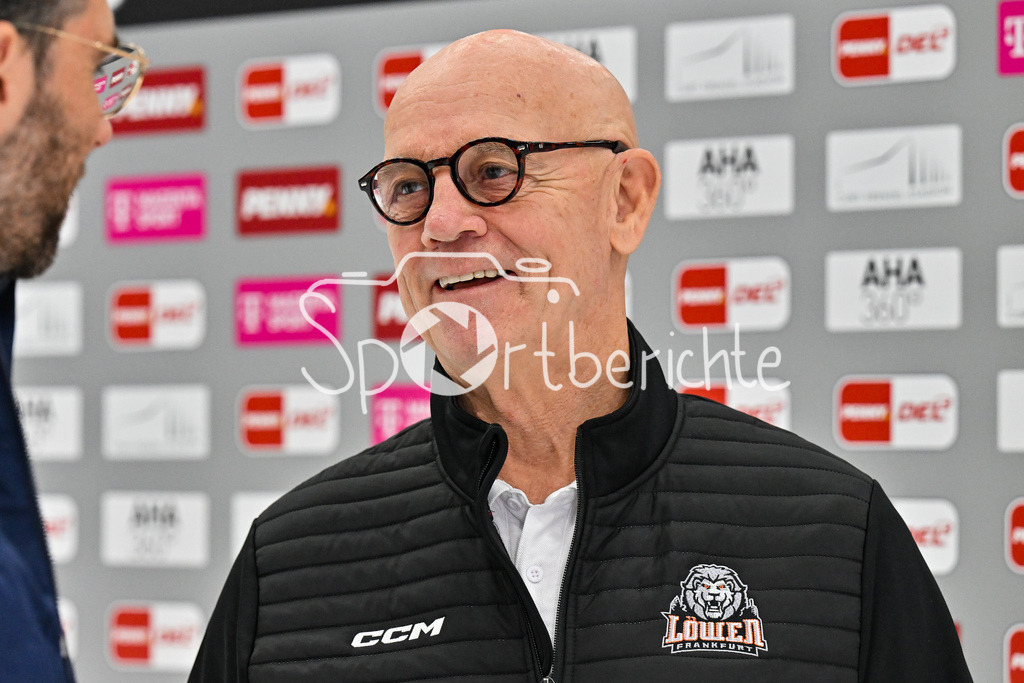 Augsburger Panther - Löwen Frankfurt | Im Bild Tom ROWE headcoach Löwen Frankfurt vor dem Spiel in Augsburg beim Interview mit MagentaSport, Magenta Sport beim match zwischen den Augsburger Panthern und den Löwen Frankfurt am 8. Spieltag der Penny DEL im Curt Frenzel Stadion am 19.10.2025