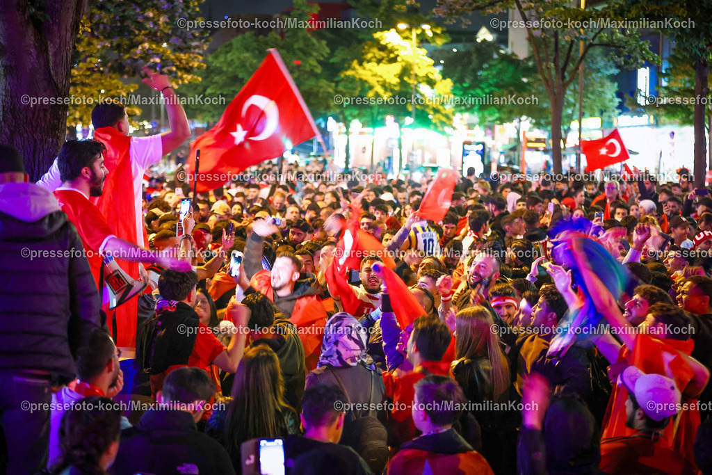 HHmx02072401031 | 02.07.2024, Hamburg, Tausende türkische Fans feiern nach dem Sieg der Türkei auf der hamburger Reeperbahn den Einzug ins Viertelfinale. Es werden jubelnd Rauchtöpfe, bengalos, Blinker, bengalisches Feuer und Feuerwerk gezündet. 