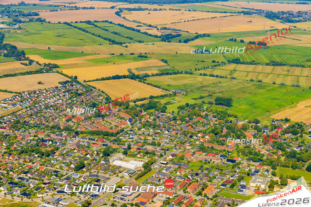 Schrägluftbild  Schweriner Straße  Pampow - Das Luftbild wurde 2025 vom UL-Flugzeug heraus erstellt (ohne Drohne- keine Drohnenaufnahme ) - Hochauflösende Luftaufnahme -Nicht vergleichbar mit Google Maps oder Satelittenbilder- Die Geschenkidee !Mit Lizenz und Bildrechte bestellbar