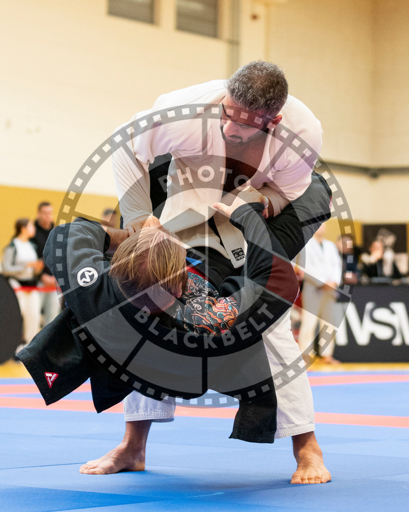 20231118PBB10636 | Fighters compete during the AJP Tour 600 Frankfurt Championship in Frankfurt/Main, Germany, on November 18, 2023.