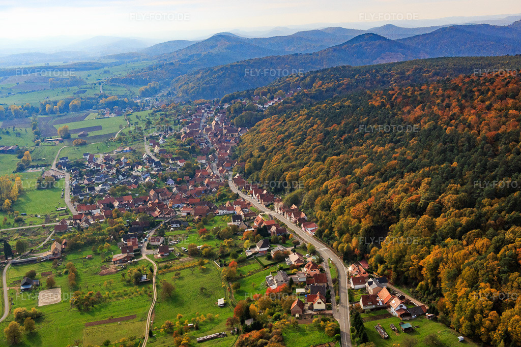 Luftbild: Ortsansicht von Osten in Offwiller im Bundesland Bas-Rhin in Frankreich. – Foto: IMG_084795.jpg vom 24.10.2015 durch Werner Riehm/FLY-FOTO.de – Auflösung des Originals: 5472 x 3648 px