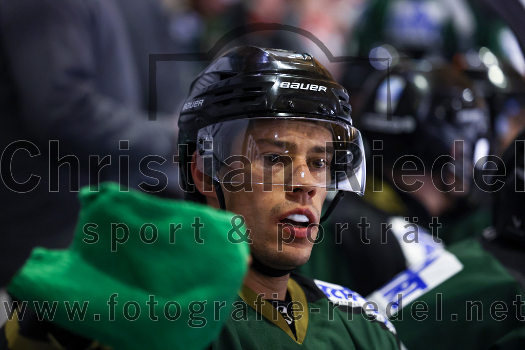 2022-12-02_053_TSV_Erding_gegen_EV_Pegnitz | Erding, Deutschland, 02.12.2022:
Eishockey, Bayernliga 2022 / 2023, 17. Spieltag, TSV Erding gegen EV Pegnitz, Endergebnis: 9:3

Mark Waldhausen (Erding Gladiators, #27)

Foto: Christian Riedel / fotografie-riedel.net