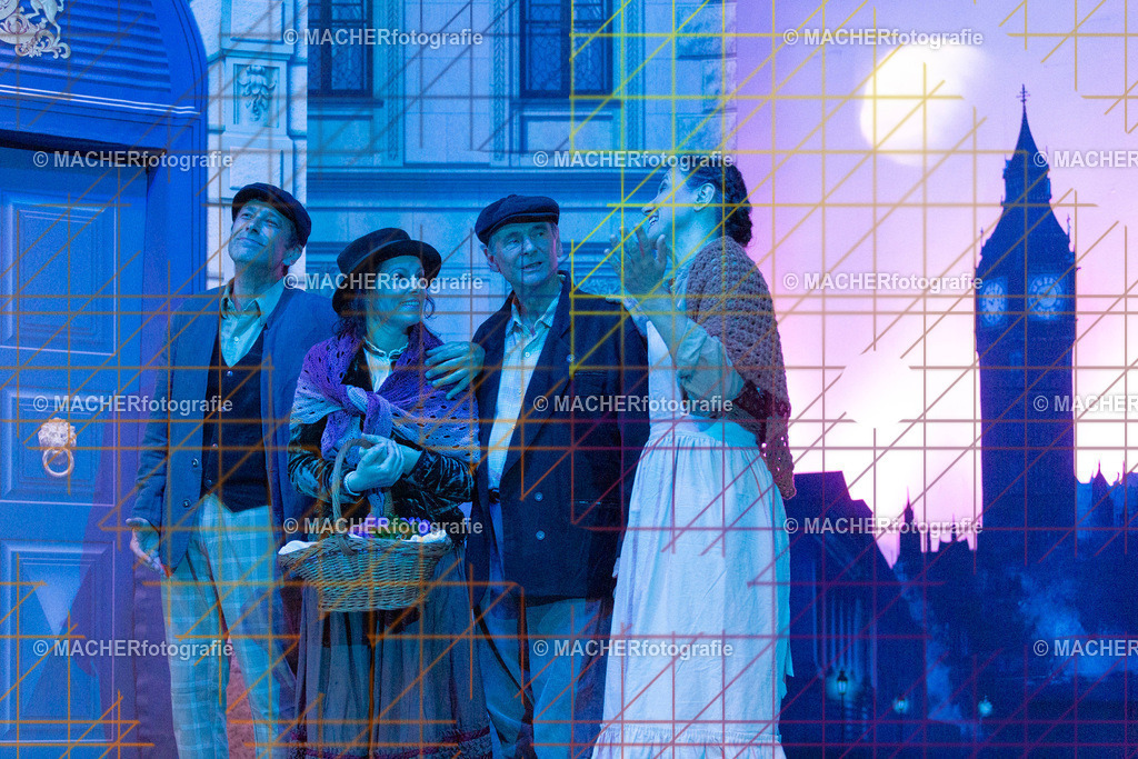 048_MFL-2025 | Portraitbilder von Regisseur; Darsteller; Techniker; Maske; Kostüme; Chor; Musiker; Bilderserie der Generalprobe und der Premierenvorstellung, Szenenbilder; Ausdrucksstudien; Bühnenüberblick; Bühnenkulissen; Pressefotos inkl. Redaktionsfoto Darstellergruppe.