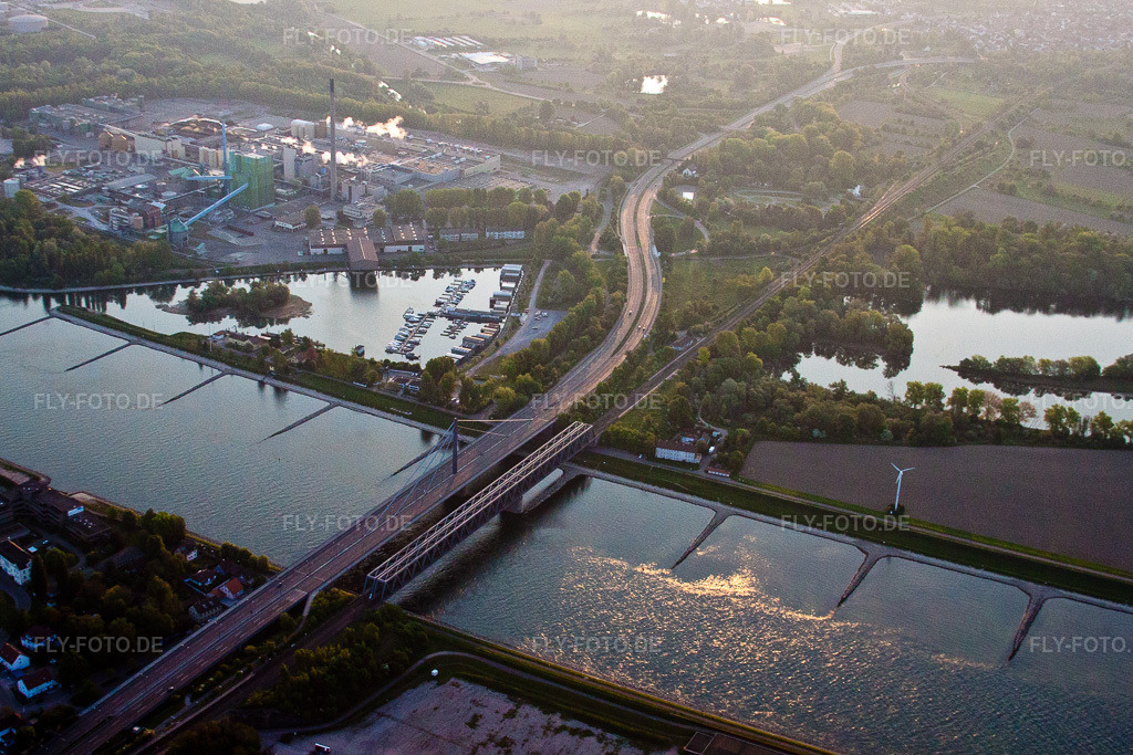 Luftbild: Streckenführung und Fahrspuren im Verlauf der Autobahn- Brücke - Rheinbrücke der BAB A10 am Rhein im Ortsteil Maximiliansau in Wörth im Bundesland Rheinland-Pfalz in Deutschland. Foto: IMG_40229.jpg vom 22.04.2011 durch Werner Riehm/FLY-FOTO.de