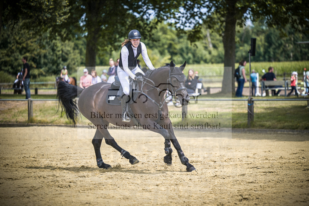 DOS_9788 | Entdecke hochwertige Reitturnierfotos von Foto Oger. Professionell, emotional und authentisch – jetzt Lieblingsmomente im Shop bestellen.Deutschlandweite Turnierfotografie. - Realisiert mit Pictrs.com