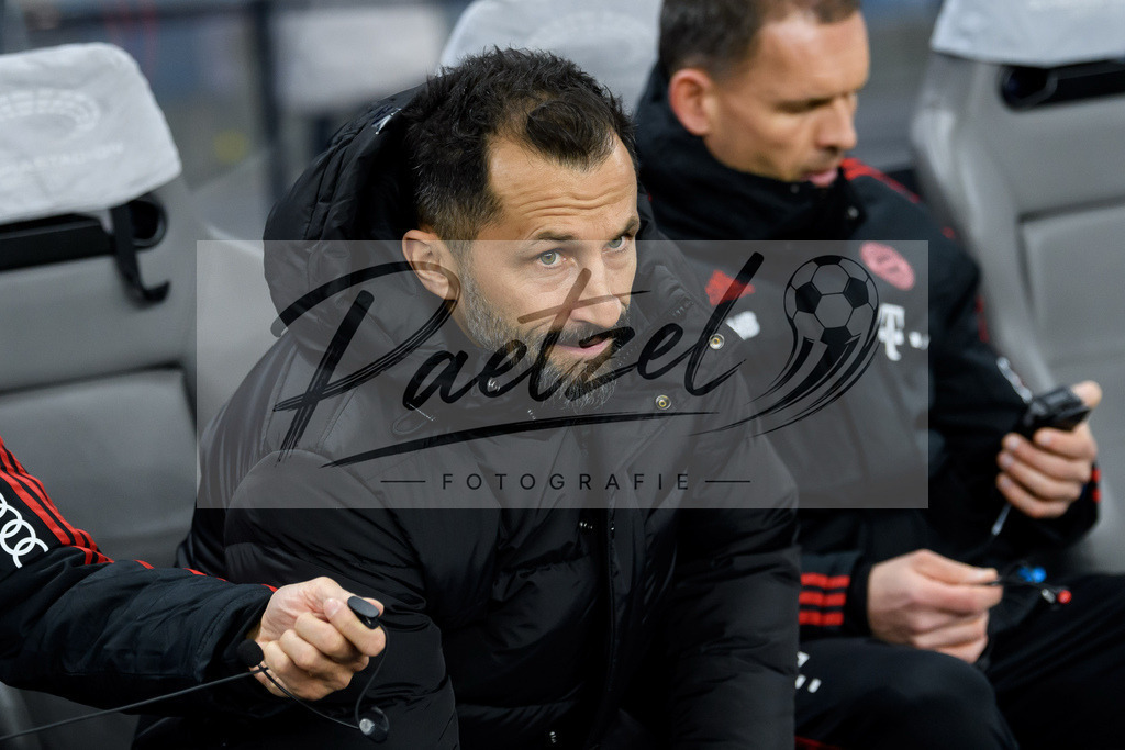 BSCFCB20220123_236 | Fussball, Herren: Sport-Vorstand Hasan Salihamidzic (FC Bayern Muenchen) schaut bei dem Spiel der 1. Bundesliga zwischen Hertha BSC und FC Bayern Muenchen im Olypiastadion am 23.01.2022 in Berlin, Deutschland.DFB / DFL REGULATIONS PROHIBIT ANY USE OF PHOTOGRAPHS AS IMAGE SEQUENCES AND/OR QUASI-VIDEO. - Realisiert mit Pictrs.com