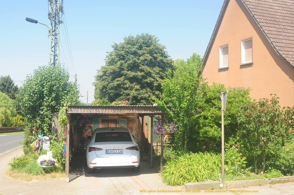 Geißmannsdorf-2026-Ortsbilder-107 | Geißmannsdorf bei Bischofswerda im Sommer 2026. Ein fotografischer Streifzug durch das Dorf Geißmannsdorf, mit Gebäuden, Straßen, Strohpuppen und geschmückten Vorgärten und Grundstücken anlässlich der 800-Jahr-Feier von Geißmannsdorf im Juni 2026 - Realisiert mit Pictrs.com