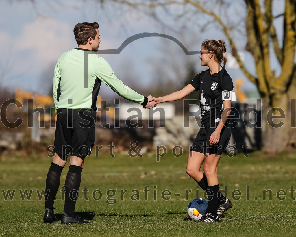 2024-02-25_001_FC_Schwaig_gegen_TSV_Eching | Oberding, Deutschland, 25.02.2024:
Fußball, Bezirksliga 2023 / 2024, Testspiel, FC Schwaig gegen TSV Eching, Endergebnis: 0:5

Schiedsrichter Dominik Dersein, Sandra Mederl (TSV Eching, #19)

Foto: Christian Riedel / fotografie-riedel.net