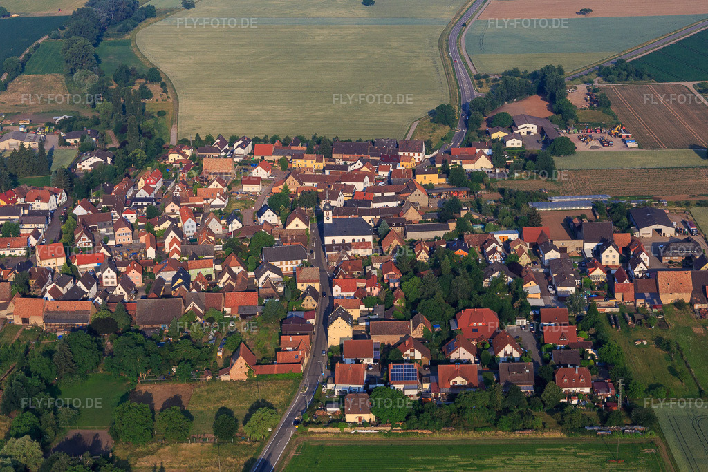 Luftbild: u. Straße in Westheim im Bundesland Rheinland-Pfalz in Deutschland. Foto: IMG_080575.jpg vom 12.06.2015 durch Werner Riehm/FLY-FOTO.de