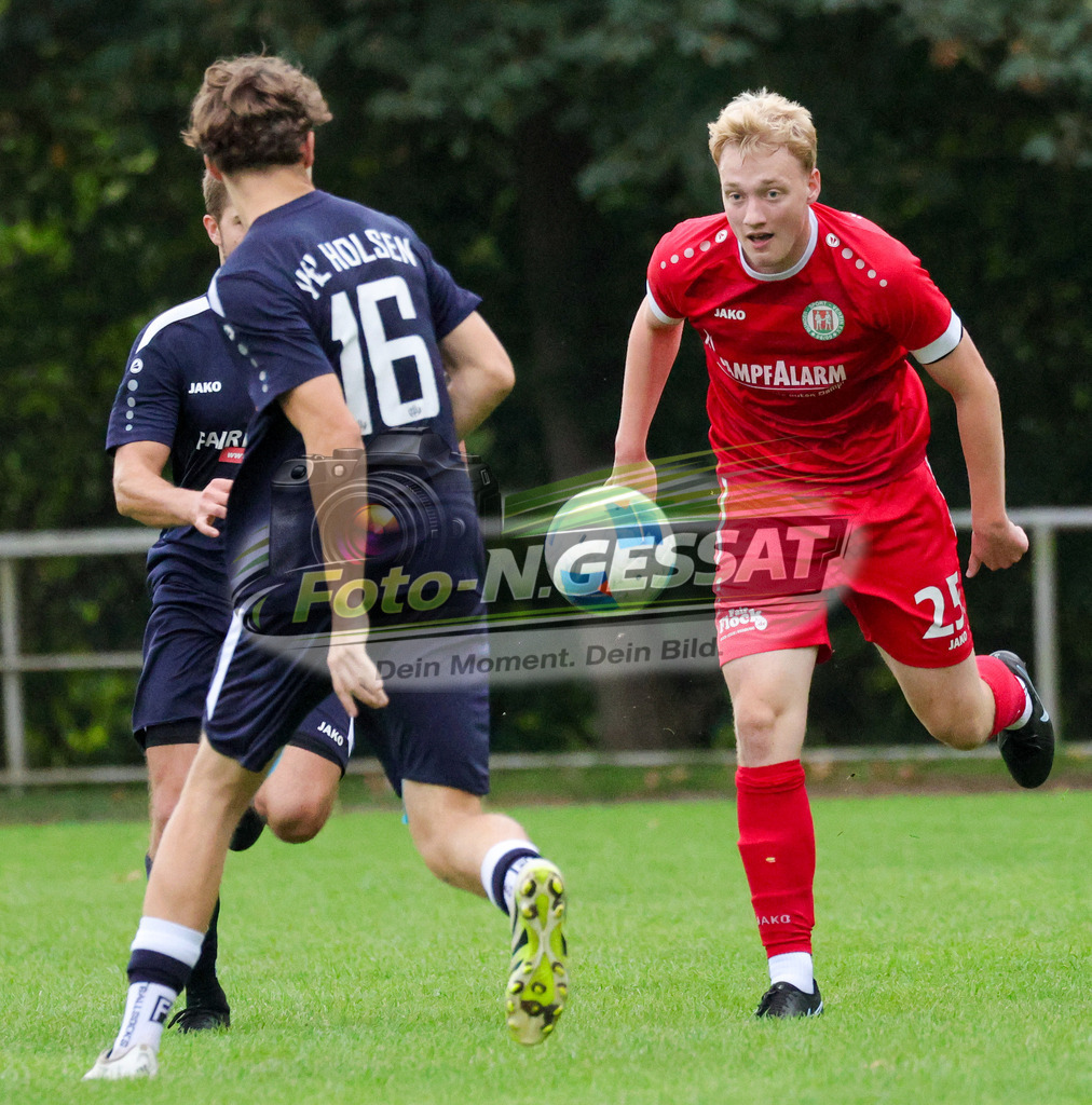 Bünder SV - VfL Holsen | Auf dem Bild zu sehen: rot Bünder SV: Florian Finke ; blau VfL Holsen: Colin Wordelmann Bünder SV, VfL Holsen, Saison 26/27, Kreisliga A, Bünde, Deutschland - Realisiert mit Pictrs.com