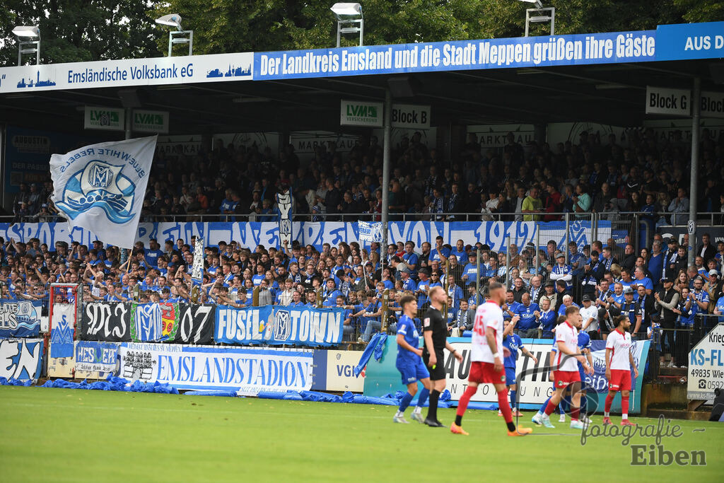 SV Meppen-VfB Lübeck | Herren Regionalliga Nord; SV Meppen (blau)-VfB Lübeck (weiß) am 01.08.2025 in Meppen (Hänsch-Arena), Photo: Philip Eiben 2025 - Realisiert mit Pictrs.com
