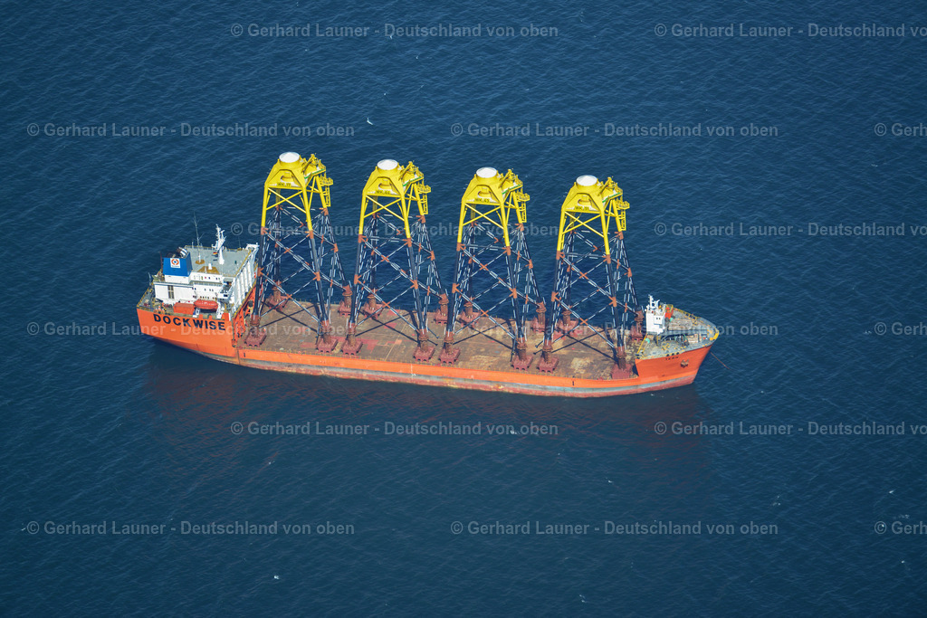3637874 | SASSNITZ 25.08.2016 Schiff - Spezialschiff TERN in Fahrt mit Jackets - Tragstrukturen - Fundamenten für Offshore - Windkraftanlagen beim Verlassen des Küstenbereiches in Sassnitz an der Ostseeküste im Bundesland Mecklenburg-Vorpommern, Deutschland. Die Dockwise B.V. ist ein Spezialunternehmen für Schwerguttransporte auf dem Wasserweg. Weiterführende Informationen bei: Boskalis,  EEW Holding GmbH & Co. KG,  OWT - Offshore Wind Technologie GmbH. // Ship - special ship TERN traveling with jackets - supporting structures - foundations for offshore - wind turbines when leaving the coastal area in Sassnitz on the Baltic Sea coast in the state Mecklenburg-West Pomerania, Germany. Dockwise B.V. is a specialist company for heavy goods transport by water. Further information at: Boskalis,  EEW Holding GmbH & Co. KG,  OWT - Offshore Wind Technologie GmbH. Foto: Gerhard Launer