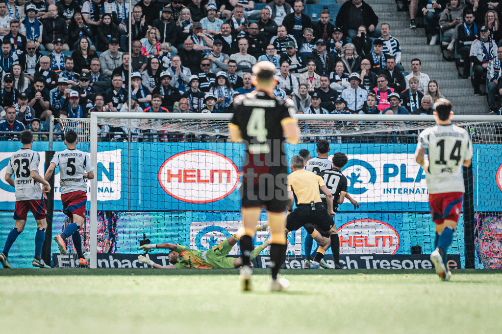 Fußball | Männer | Saison 2024/2025 | 2. Fußball-Bundesliga | 31. Spieltag | Hamburger SV vs. Karlsruher SC | 27.04.2025 | Louey Ben Farhat (#19, Karlsruher SC) schießt ein Tor