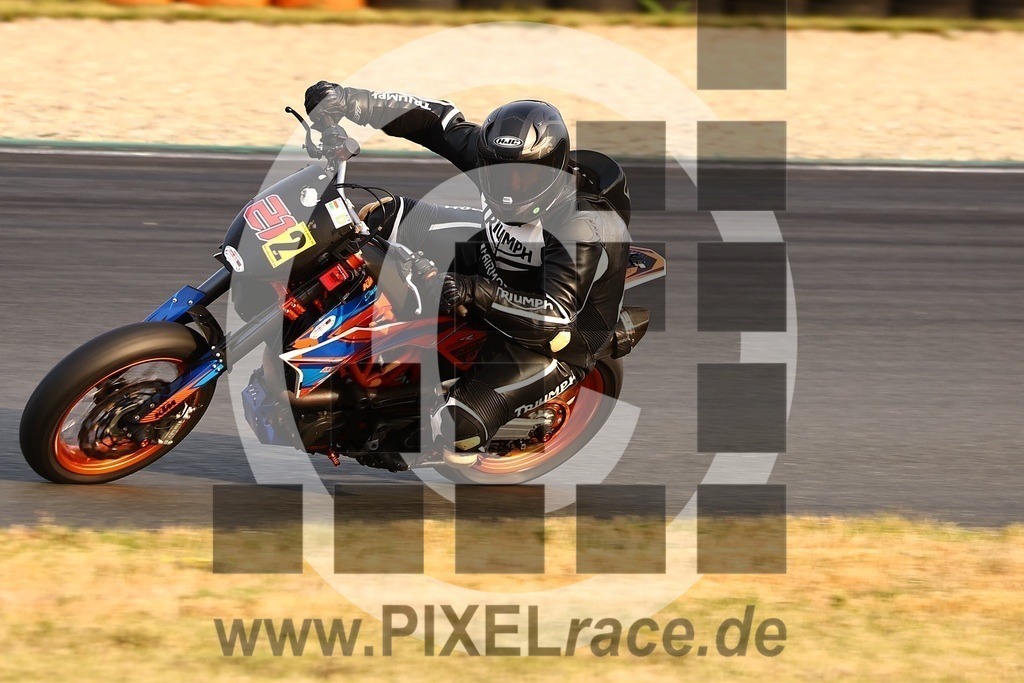 0212-20240916_03364 | Schöne Erinnerungen an spannende Momente - das festzuhalten ist unser Job. PIXELrace.de ist seit 2003 auf den Rennstrecken Europas unterwegs um die Action draußen beim Fahren und die wunderbare Stimmung imm Fahrerlager für euch einzufangen.