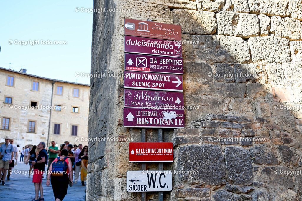 Italien_ Toskana_ San Gimignanao_ 26.05.2024-16 | 26.05.2024, Italien, ITA, Toskana, San Gimignano im Bild Stadtansichten Gebäude, Architektur, Touristen, Historisch, Ansichten der berühmten Stadt San Gimignano in der Toskana-Italien - View of the famous town San Gimignano in Tuscany-Italy


San Gimignano ist eine italienische Kleinstadt in der Toskana mit einem mittelalterlichen Stadtkern. San Gimignano wird auch die Stadt der Türme genannt. Die Stadt liegt in der Provinz Siena. Sie gehört neben Florenz, Siena und Pisa zu den von Touristen meist besuchten Zielen in der Toskana.