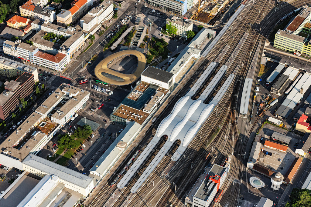dr__0025484.jpg | GRAZ 24.06.2019 Spiegelnde Scheibe als Überdachung am Gleisverlauf und Gebäude des Hauptbahnhofes am Europaplatz in Graz in Steiermark, Österreich. Weiterführende Informationen bei: IKK Engineering GmbH,  Schimetta Consult ZT GmbH,  Zechner & Zechner ZT GmbH,  ÖBB-Immobilienmanagement GmbH,  ÖBB-Personenverkehr AG. // Track progress and building of the main station of the railway on Europaplatz in Graz in Steiermark, Austria. Further information at: IKK Engineering GmbH,  Schimetta Consult ZT GmbH,  Zechner & Zechner ZT GmbH,  OeBB-Immobilienmanagement GmbH,  OeBB-Personenverkehr AG. Foto: Daniel Reiter