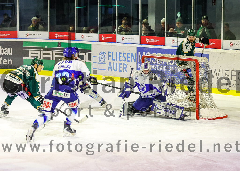 2026-01-23_110_TSV_Erding_gegen_SC_Riessersee | Erding, Deutschland, 23.01.2026:Eishockey, Oberliga Süd 2025 / 2026, 40. Spieltag, TSV Erding gegen SC Riessersee, Endergebnis: 6:5 n.V.Mark Waldhausen (Erding Gladiators, #27), Tobias Echtler (SC Riessersee, #20), Torwart Andreas Mechel (SC Riessersee, #50)Foto: Christian Riedel / fotografie-riedel.net