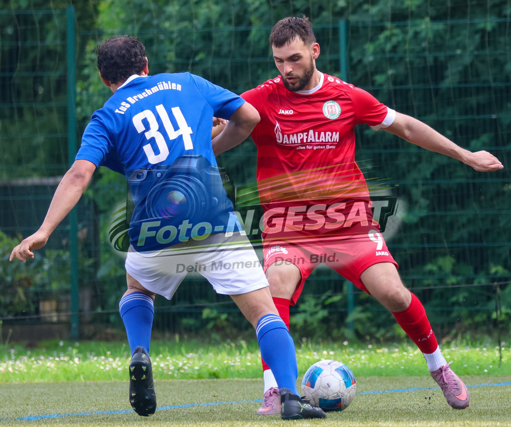 Bünder SV - TuS Bruchmühlen II | Auf dem Bild zu sehen: grün Bünder SV: Robert Lipkowski ; blau TuS Bruchmühlen II: Micha Torwelle Bünder SV, TuS Bruchmühlen II, Saison 25/26, Kreisliga A, Bünde, Deutschland - Realisiert mit Pictrs.com