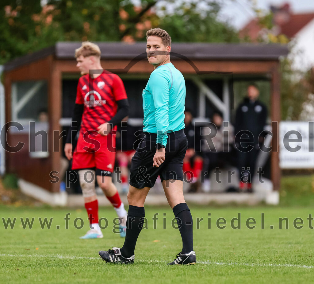 2023-10-15_033_SV_Eintracht_Berglern_gegen_FC_Tuerkguecue_Erding | Berglern, Deutschland, 15.10.2023:
Fußball, Kreisklasse 2023 / 2024, 10. Spieltag, SV Eintracht Berglern gegen FC Türkgücü Erding, Endergebnis: 1:0

Schiedsrichter Manuel Müller

Foto: Christian Riedel / fotografie-riedel.net