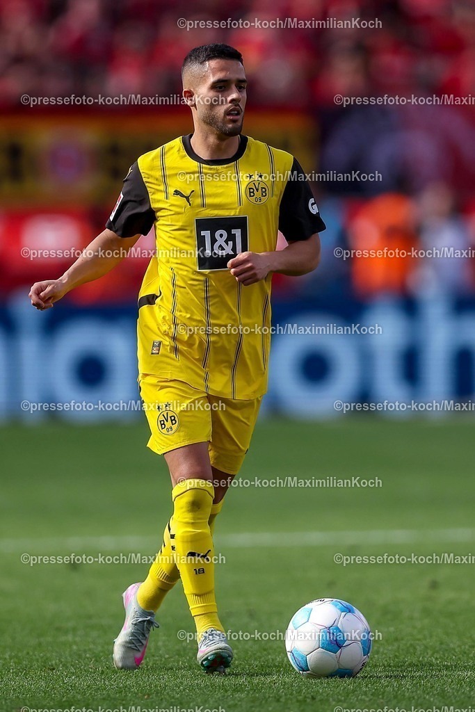 B0411052503518 | 11.05.2025, Fußball, Bayer 04 Leverkusen - Borussia Dortmund, 1. Fußball Bundesliga, 33. Spieltag, BayArena, Saison 2024 2025: Yan Couto (BVB #2) DFB regulations prohibit any use of photographs as image sequences and or quasi-video.