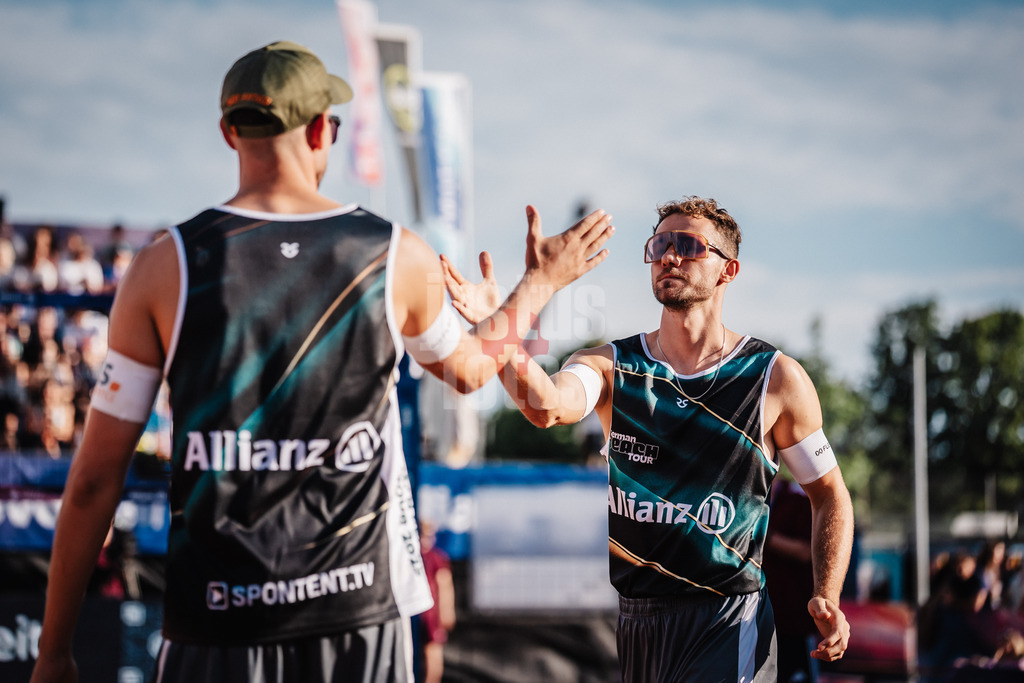 Beachvolleyball | Männer | Allianz German Beach Tour 2025 | Tourstop München | 11.07.2025 | v.l. Benedikt Sagstetter und Jonas Sagstetter klatschen ein