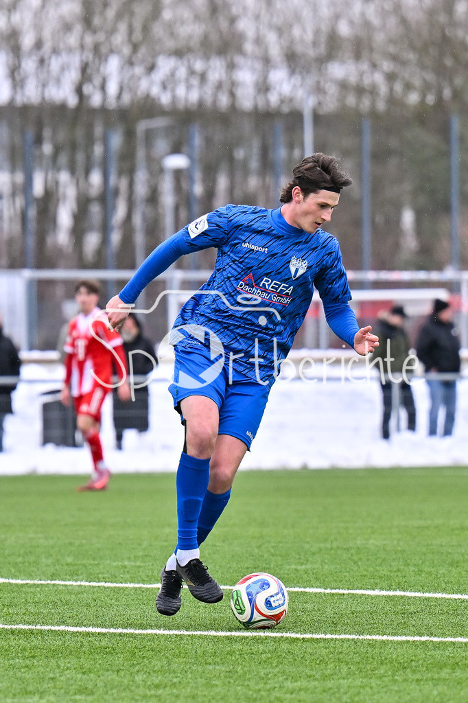 FC Bayern Amateure - SGV Freiberg Fussball | MUNICH, GERMANY - 29. JANUARY: am Ball Paul POLAUKE (SGV Freiberg 5) / Einzelfoto / Freisteller während dem Testspiel zwischen den Amateuren des FC Bayern und dem SGV Freiberg Fussball am FC Bayern Campus