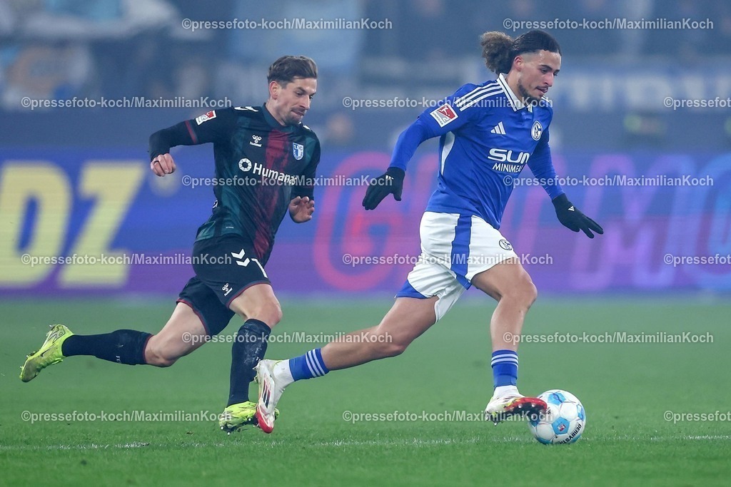 S0401022501021 | 01.02.2025, Fußball, FC Schalke 04 - 1. FC Magdeburg, 2.. Fußball Bundesliga, 20. Spieltag, Veltins-Arena Gelsenkirchen, Saison 2024 2025: Alexander Nollenberger (1.FC Magdeburg #17) im Zweikampf gegen Taylan Bulut (S04 #31)DFB regulations prohibit any use of photographs as image sequences and or quasi-video.