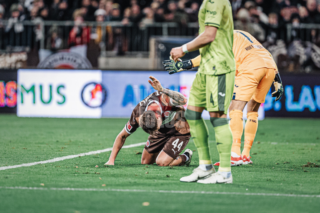 Fußball | Männer | Saison 2024/2025  | Fußball-Bundesliga | 26. Spieltag | FC St. Pauli vs. TSG Hoffenheim | 14.03.2025 | Siebe Van der Heyden (#44, FC St. Pauli) ärgert sich nach einer vergebenen Chance