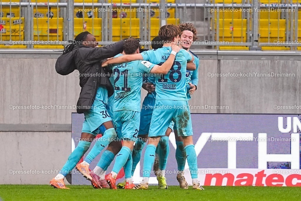 xYDRx13122501092 | 13.12.2025, xydrx, Fußball, 3.Liga, TSV Alemannia Aachen - FC Viktoria Köln, Saison 2025 2026, Tivoli:  Torjubel nach dem Tor zum 3:0 für den FC Viktoria Köln durch Torschütze Benjamin Zank (FC Viktoria Köln #23) zusammen mit Joel Agyekum (FC Viktoria Köln #3) und Lucas Wolf (FC Viktoria Köln #21)   DFB regulations prohibit any use of photographs as image sequences and or quasi-video.Photo: xYannisxDreimannxPressefotoKochx