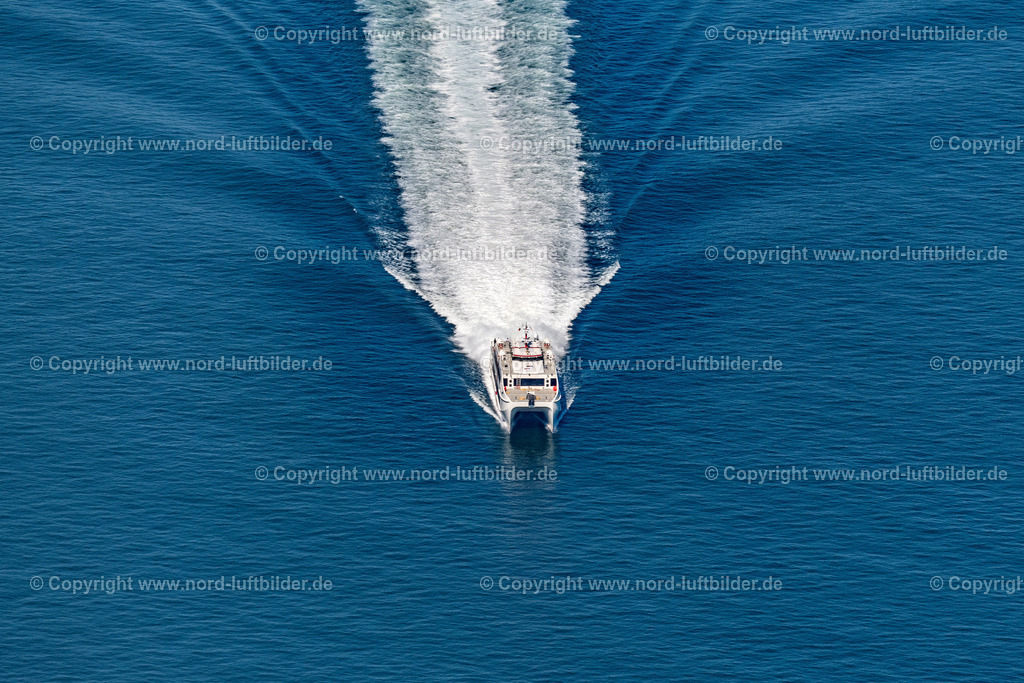 Katamaran_Nordlicht_2_Ems_AG_ELS_7832130822 | HELGOLAND 13.08.2022 Passagier- und Fahrgastschiff Katamaran " Nordlicht 2 " der " Ems AG " in Helgoland im Bundesland Schleswig-Holstein, Deutschland. // Passenger and passenger ship catamaran " Nordlicht 2 " of the " Ems AG " in Helgoland in the state Schleswig-Holstein, Germany. Foto: Martin Elsen