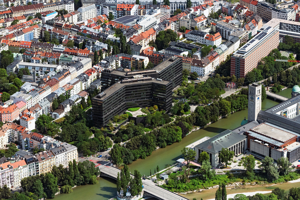 dr__0048488.jpg | MüNCHEN 19.07.2024 Hauptgebäude des Europäischen Patentamts EPA in München im Bundesland Bayern. Das Hochhaus am Bob-van-Benthem-Platz wird auch Isargebäude genannt. Das EPA ist Organ der Europäischen Patentorganisation EPO. Weiterführende Informationen bei: Europäisches Patentamt. // Main building of the European Patent Office EPA in Munich in the state of Bavaria. The high-rise building at Bob-van-Benthem-Platz is also called Isargebaeude. Further information at: Europaeisches Patentamt. Foto: Daniel Reiter