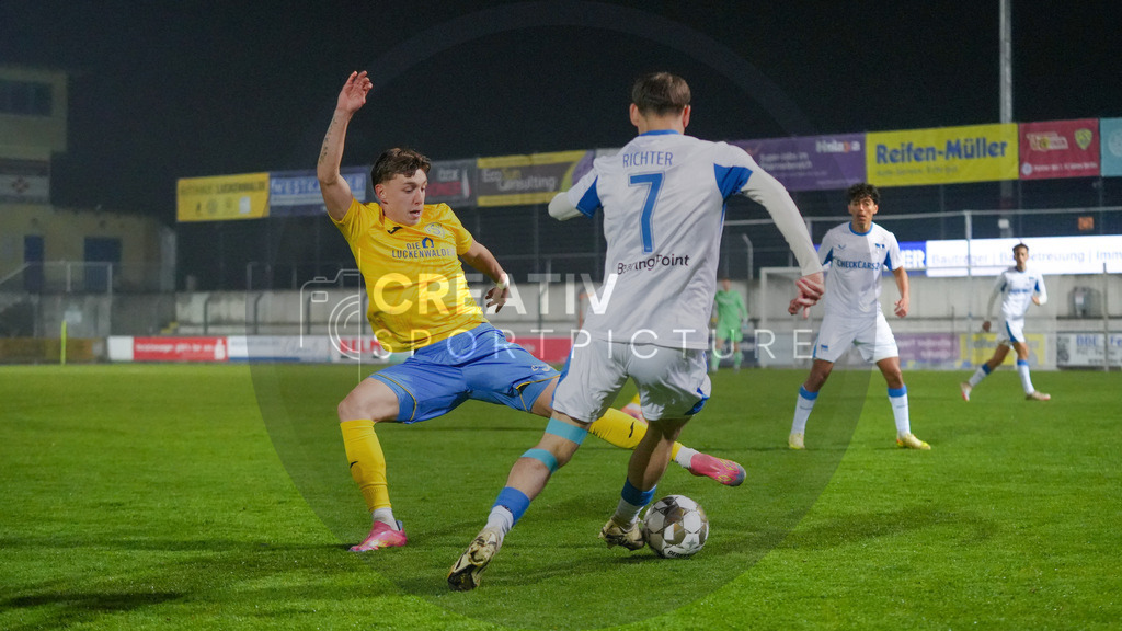 Fußball, Herren, Saison 2025/2026, Regionalliga Nordost, 15. Spieltag, FSV 63 Luckenwalde vs. Hertha BSC II, Freitag 07.11.2025, Werner-Seelenbinder-Stadion Luckenwalde, | Fußball, Herren, Saison 2025/2026, Regionalliga Nordost, 15. Spieltag, FSV 63 Luckenwalde vs. Hertha BSC II, Freitag 07.11.2025, Werner-Seelenbinder-Stadion Luckenwalde, Im Bild: Tim Schleinitz (l. Luckenwalde) und Joel Richter (r. Hertha) - Realisiert mit Pictrs.com