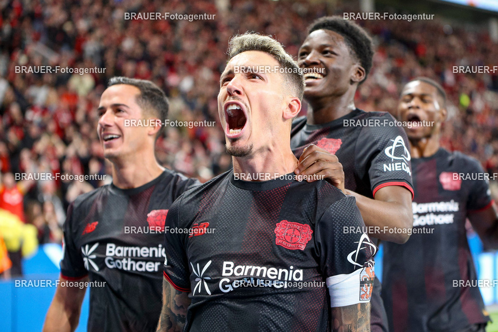 Bayer 04 Leverkusen vs Eintracht Frankfurt - Bundesliga  | Leverkusen, Deutschland, 12.09.25:   Alejandro Grimaldo (Bayer 04 Leverkusen) Torjubel, jubelt nach seinem Treffer zum 3:1 waehrend des Spiels der Bundesliga zwischen  Bayer 04 Leverkusen vs Eintracht Frankfurt in der BayArena(Foto von Brauer-Fotoagentur / Adrian Schlueter)