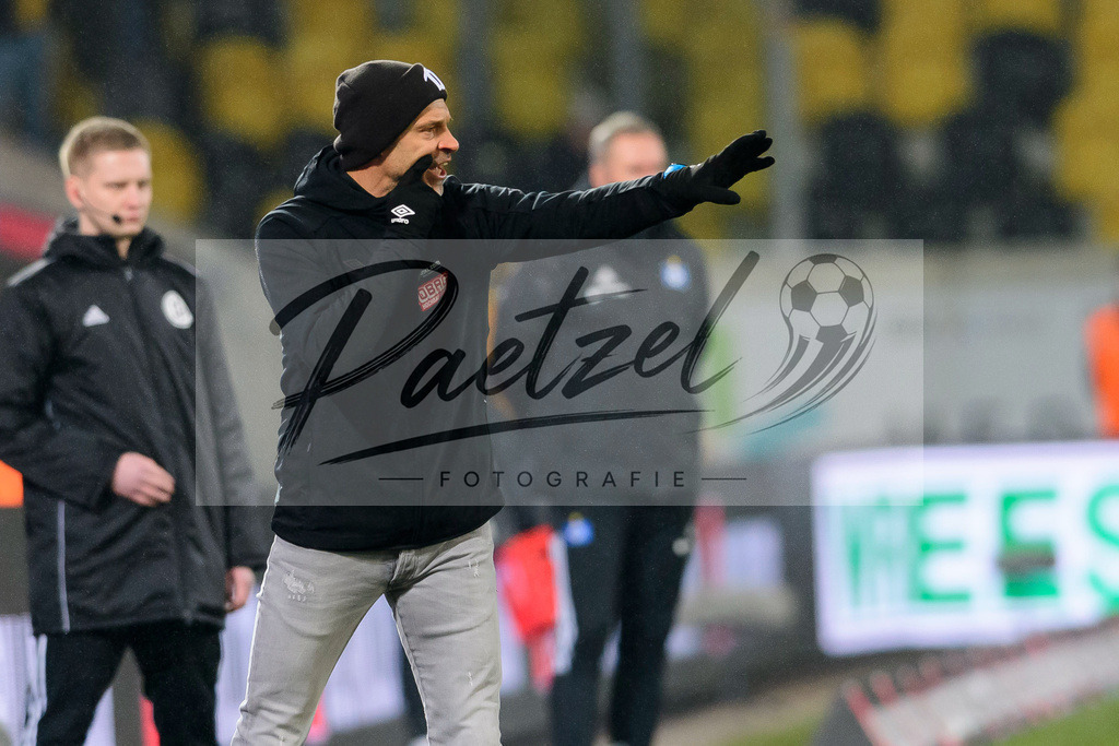 SGDHSV20220114_015 | Fussball, Herren: Trainer Alexander Schmidt (SG Dynamo Dresden) gestikuliert, Gestik bei dem Spiel der 2. Bundesliga zwischen SG Dynamo Dresden und Hamburger SV im Rudolf-Harbig-Stadion am 14.01.2022 in Dresden, Deutschland.DFB / DFL REGULATIONS PROHIBIT ANY USE OF PHOTOGRAPHS AS IMAGE SEQUENCES AND/OR QUASI-VIDEO. - Realisiert mit Pictrs.com