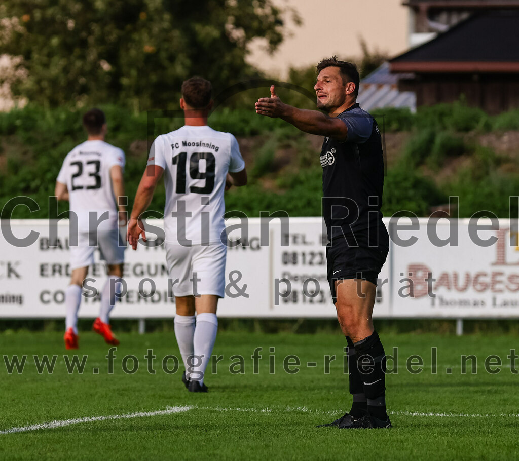 2023-08-08_038_FC_Moosinning_gegen_FC_Langengeisling | Moosinning, Deutschland, 08.08.2023:
Fußball, Bezirksliga Oberbayern Ost 2023 / 2024, 3. Spieltag, FC Moosinning gegen FC Langengeisling, Endergebnis: 0:4

Andreas Buchberger (FC Langengeisling, #5)

Foto: Christian Riedel / fotografie-riedel.net
