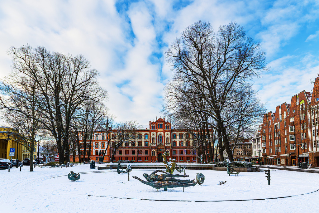 Blick über den Brunnen der Lebensfreude auf die Universität im Winter in der Hansestadt Rostock | Blick über den Brunnen der Lebensfreude auf die Universität im Winter in der Hansestadt Rostock.