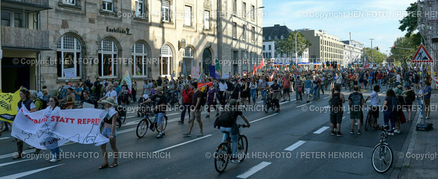 20230915_8500294-fridaysforfuture-klimastreik-HEN-FOTO | 15.09.2023 Fridays for Future riefen am heutigen Freitag zum weltweiten Klimastreik mittels Protestkundgebungen wie in Darmstadt / Südhessen auf. Der Demonstrationszug mehrerer hundert Menschen verlief vom Karolinenplatz zum Luisenplatz und Kasinostrasse was den Autoverkehr und ÖPNV stark beeinträchtigte (Foto: Peter Henrich) - Realisiert mit Pictrs.com
