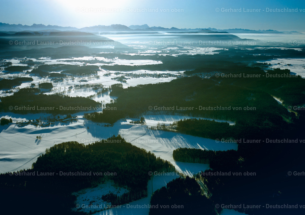 9300283 | Blick über die winterliche Voralpenlandschaft zw. Geretsried und der Zugspitze