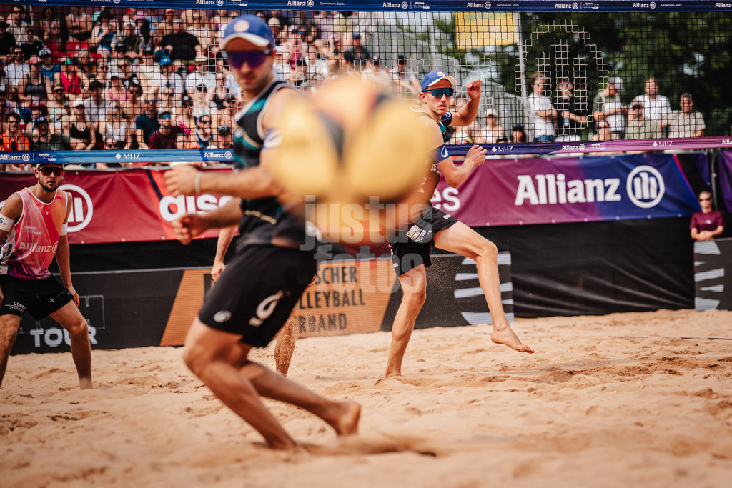 Beachvolleyball | Männer | Allianz German Beach Tour 2025 | Tourstop München | 05.07.2025 | v.l. Tilo Rietschel und Momme Lorenz schauen dem Ball hinterher