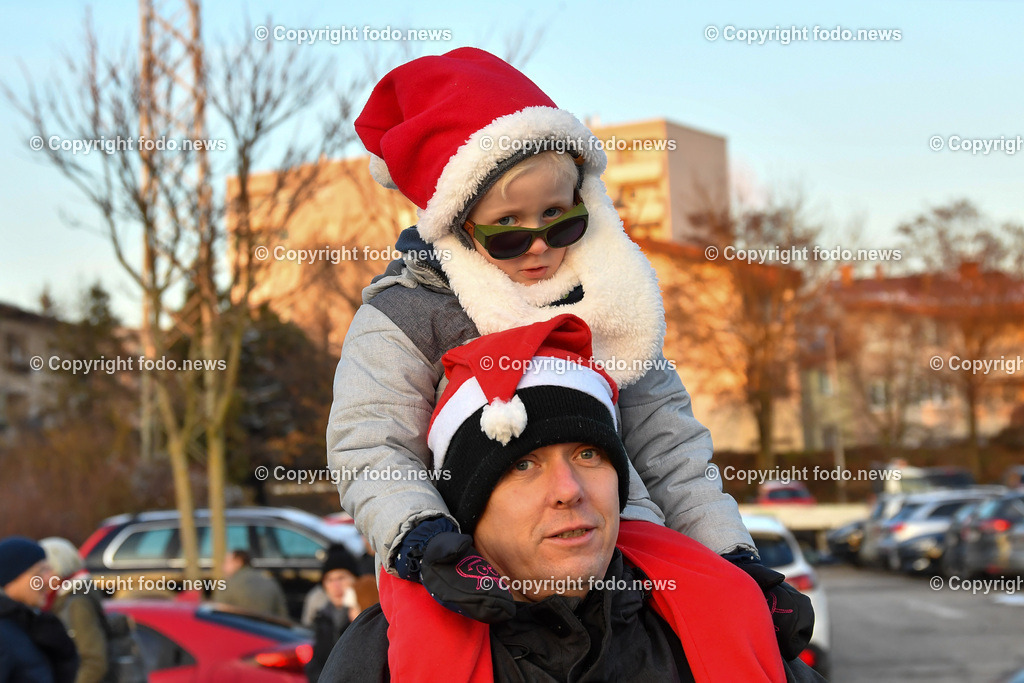Coca Cola Weihnachtstruck in Linz_ 13.12.2022-3 | 13.12.2022, Linz, AUT, Maxi Markt Linz, im Bild Coca Cola Weihnachtstruck in Linz 2022, warten auf den Truck, Menschen, Besucher, Kinder