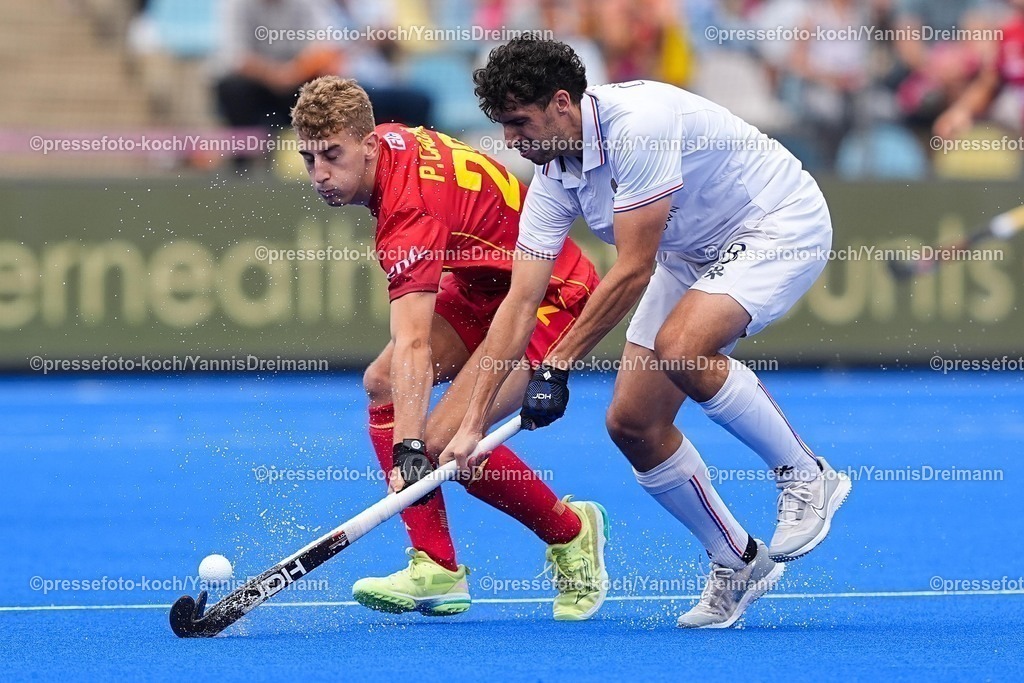 xydrx16082502002 | 16.08.2025, xydrx, Herren EuroHockey Championship 2025, Spiel um Platz 3, Frankreich - Spanien, Sparkassenpark Mönchengladbach: Pol Cabre Verdiell (ESP #22) im Zweikampf gegen Joaquin Menini (ESP #18)
