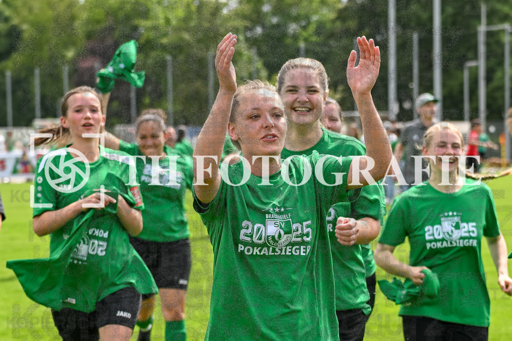 GER, FC Hauingen - SV Waldhaus, Frauen-Fussball, Rothaus Bezirkpokal, Finale, Saison 2024/2025, 29.05.2025 | Team SV Waldhaus freut sich ueber den Sieg und den Gewinn des Bezirkspokals.GER, FC Hauingen - SV Waldhaus, Frauen-Fussball, Rothaus Bezirkpokal, Finale, Saison 2024/2025, 29.05.2025Foto: TH Fotografie/Thomas Hess
