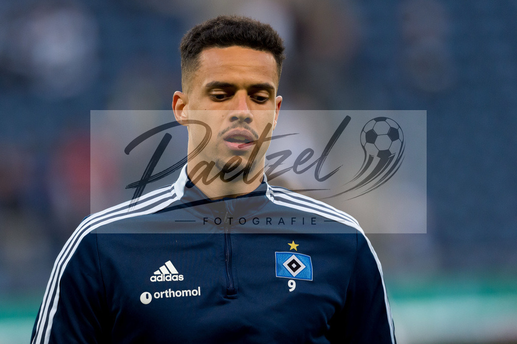 HSVSCF20220419_261 | Fussball, Herren: Robert Glatzel (Hamburger SV) schaut beim DFB-Pokal-Halbfinalspiel zwischen Hamburger SV und SC Freiburg im Volksparkstadion am 19.04.2022 in Hamburg, Deutschland.DFB / DFL REGULATIONS PROHIBIT ANY USE OF PHOTOGRAPHS AS IMAGE SEQUENCES AND/OR QUASI-VIDEO. - Realisiert mit Pictrs.com