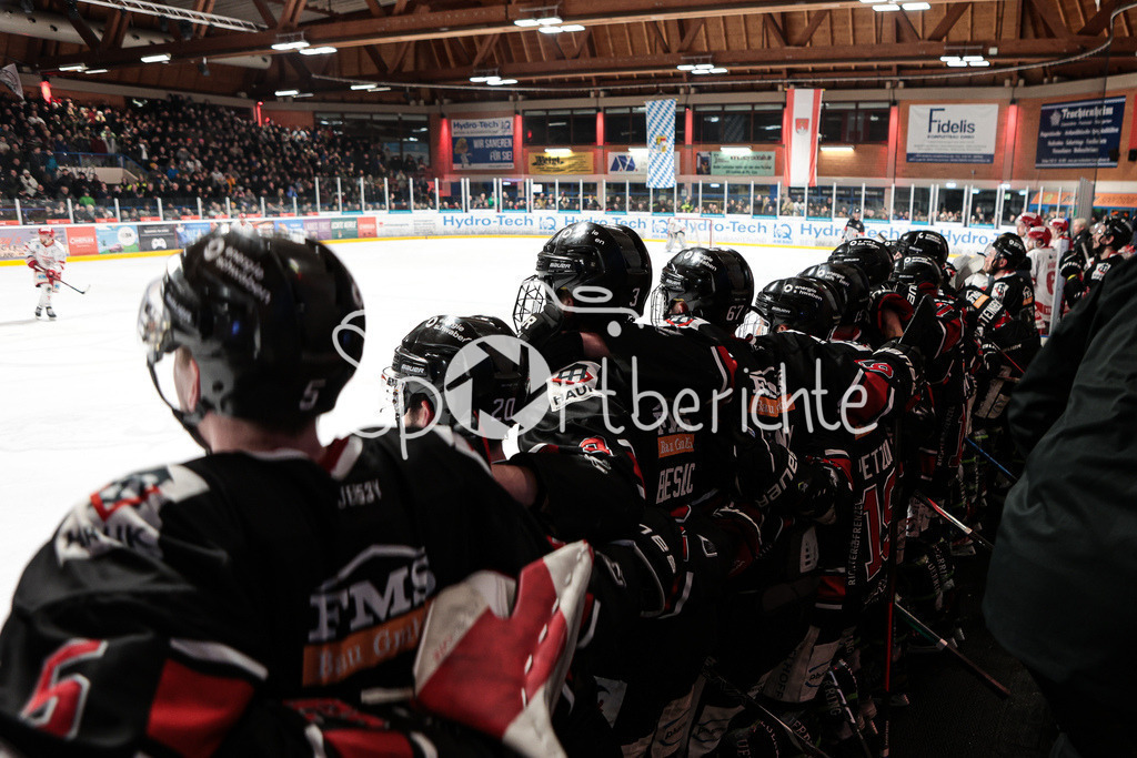 EHC Königsbrunn - TEV Miesbach | Grenzenloer Jubel beim EHC Koenigsbrunn nach dem Gewinn der Bayerliga Meisterschaft im Spiel 3 der Playoffserie gegen den TEV Miesbach / Jubel / Freude / Siegerfoto