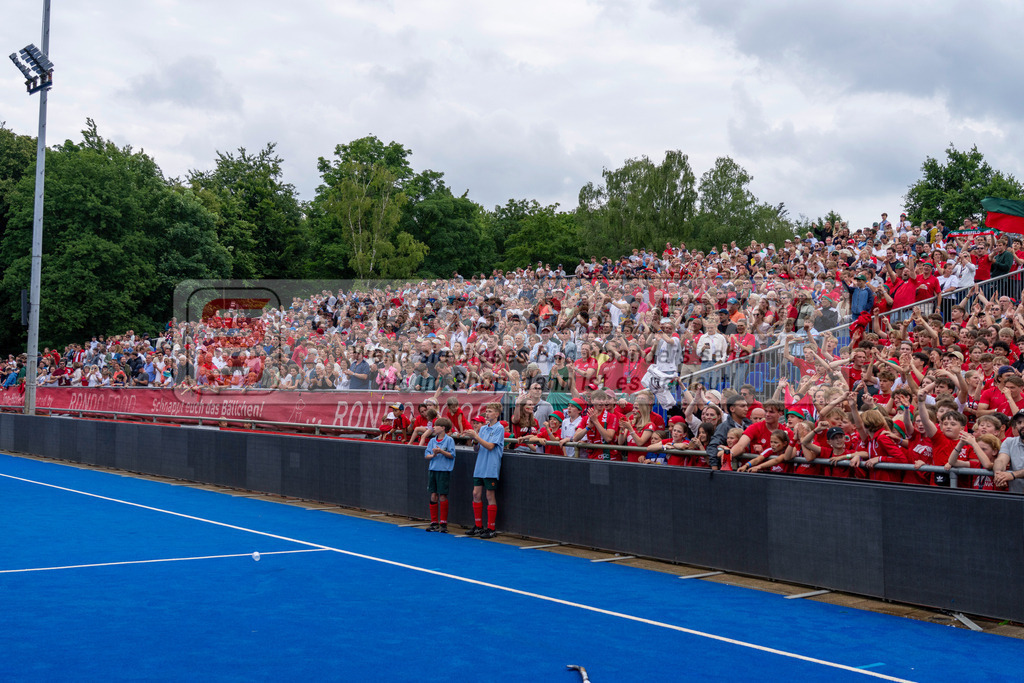 Final4_20250601-1516-HK108751 | Krefeld, Deutschland, 01.06.2025:  Feldhockey Final4 2025 – „Deutsche Feldhockey-Meisterschaften 2025“ Crefelder HTC - Rot-Weiss Köln (Finale Herren) im Gerd-Wellen-Hockeyanlage am 01.06.2025 in Krefeld, Deutschland. (Foto von Kramhöller/Fehrmann/Kaste)Krefeld, Germany, 01.06.2025: Feldhockey Final4 2025 – „Deutsche Feldhockey-Meisterschaften 2025“ Harvestehuder HTC - Düsseldorfer HC (Finale Damen) in Gerd-Wellen-Hockeyanlage at 01.06.2025 in Krefeld, Deutschland. (Foto from Kramhöller/Fehrmann/Kaste)