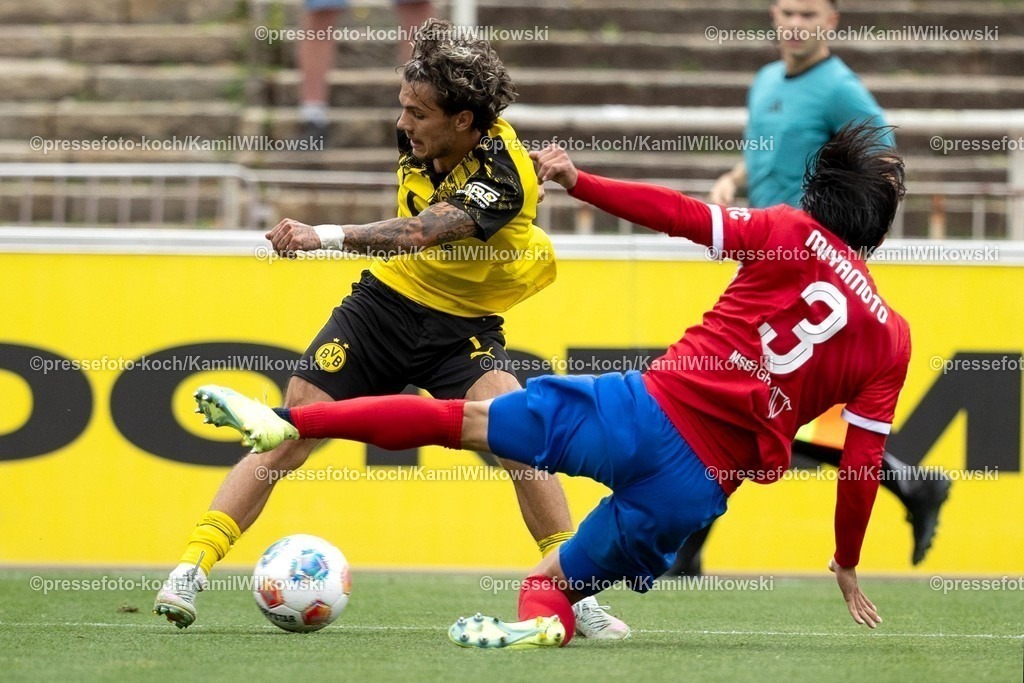 xkwi17082501047 | 17.08.2025, xkwix, Fußball, Regionalliga West, Borussia Dortmund U23 - Wuppertaler SV, Stadion Rote Erde: Toshiaki Miyamoto (Wuppertaler SV #3) im Zweikampf gegen Babis Drakas (Borussia Dortmund 2 #7)