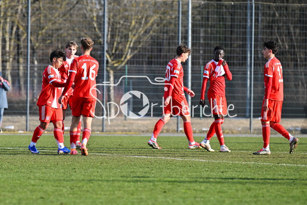 FC Bayern Amateure - FC Viktoria Pilsen U23 | MUNICH, GERMANY - 03. FEBRUARY: Jubel der kleinen Bayern nach dem Treffer zum 2-1 durch Maycon NORMANHA CARDOZO (FC Bayern München II 7) / Tor / Torschuetze / Freude / Happy während dem Testspiel zwischen den Amateuren des FC Bayern und dem FC Viktoria Pilsen B am FC Bayern Campus