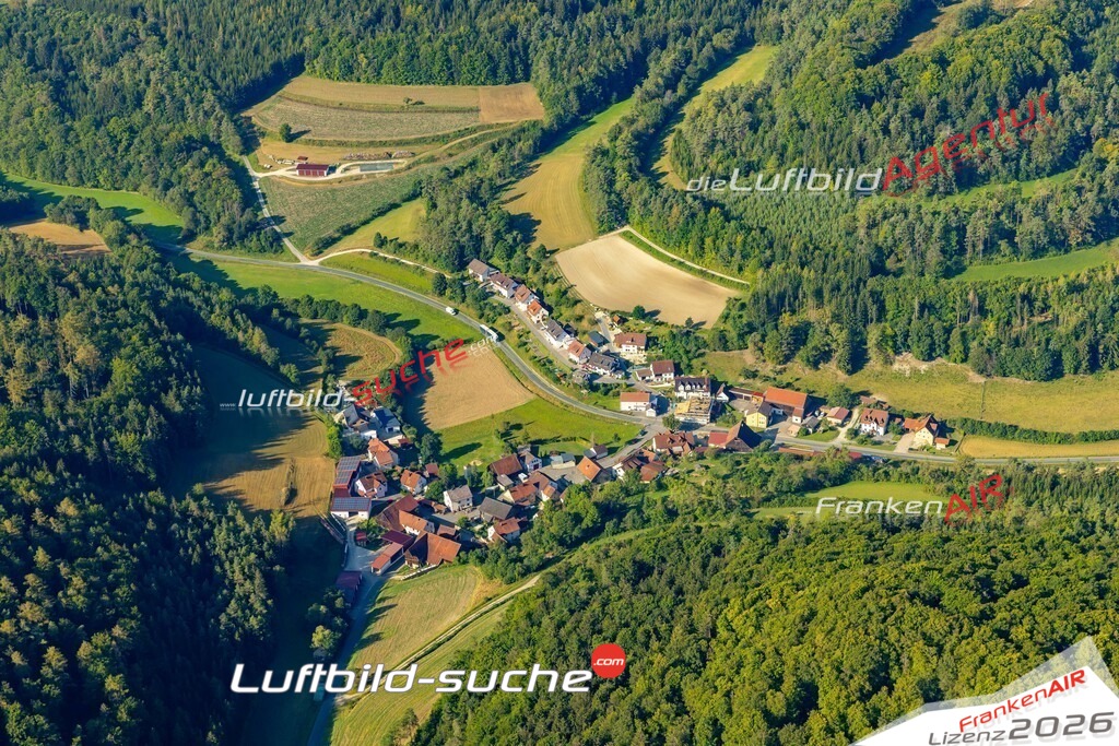 Das Luftbild zeigt : Reckendorf Heiligenstadt in Oberfranken - Die Luftaufnahme wurde 2024 vom UL-Flugzeug aus erstellt ( keine Drohne ) - Hochauflösende Luftaufnahme - Für grossformatige Ausdrucke geeignet. Die Geschenkidee !Mit Lizenz und Bildrechte bestellbar
