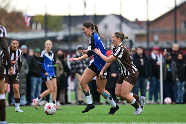 Fußball I Frauen I Saison 2025-2026 I Regionalliga Nord I 10. Spieltag I FC St. Pauli - Hamburger SV U20 I 11909 | Der Sportfotograf. - Realisiert mit Pictrs.com